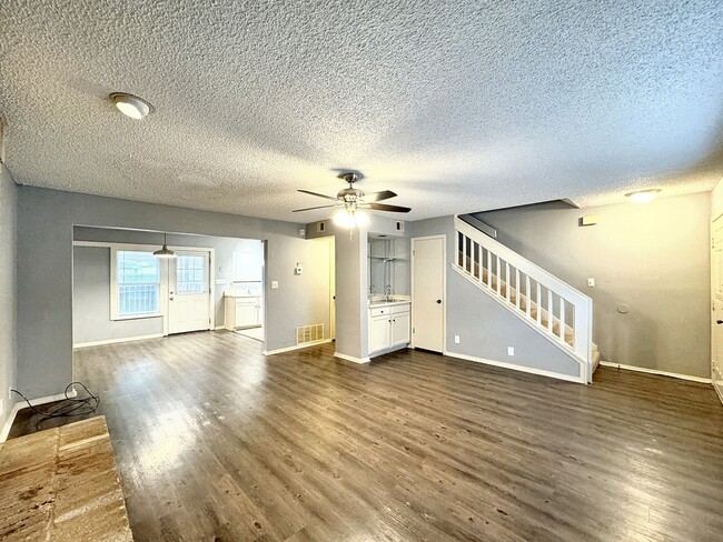 Building Photo - Cozy Townhome in Vista View