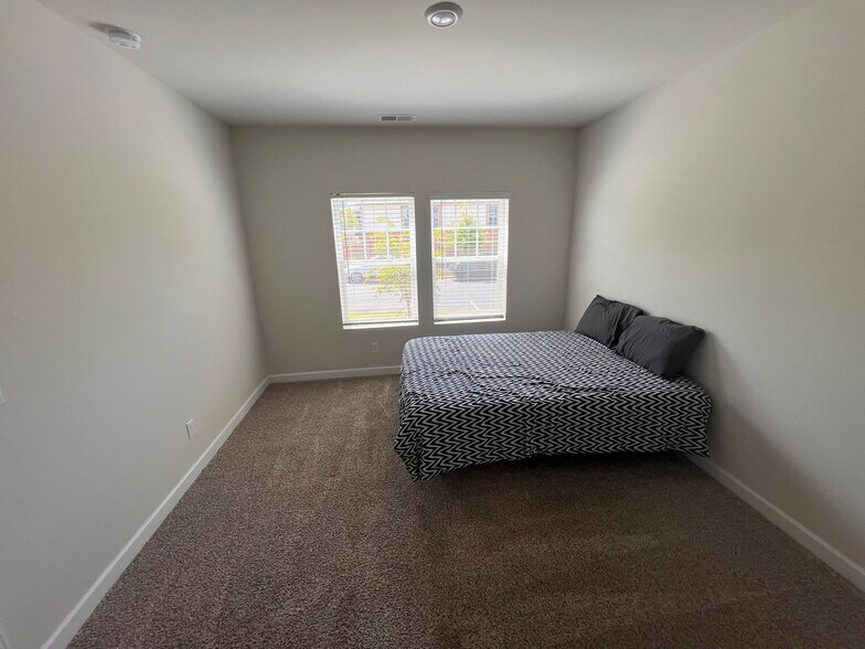 Building Photo - Room in Townhome on Memorial Pkwy