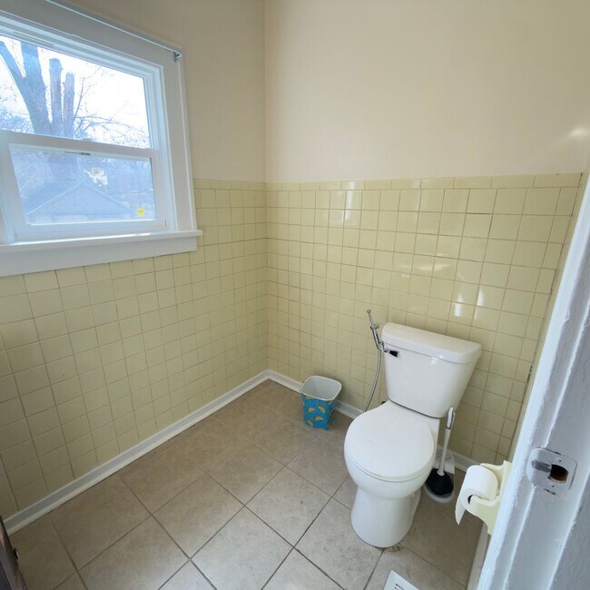 Building Photo - Charming 3 bedroom home with laundry included!