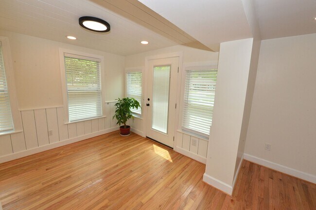 Building Photo - 817 Englewood Dr