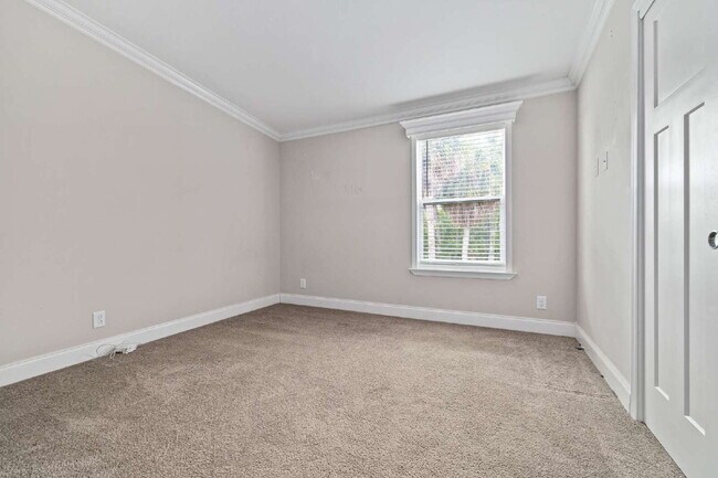 Building Photo - "Spacious 4-Bedroom Retreat with 3400 Sq F...