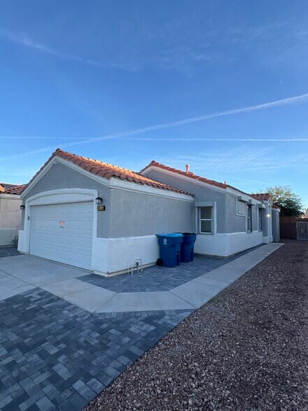 Building Photo - 2493 W Richmar Ave