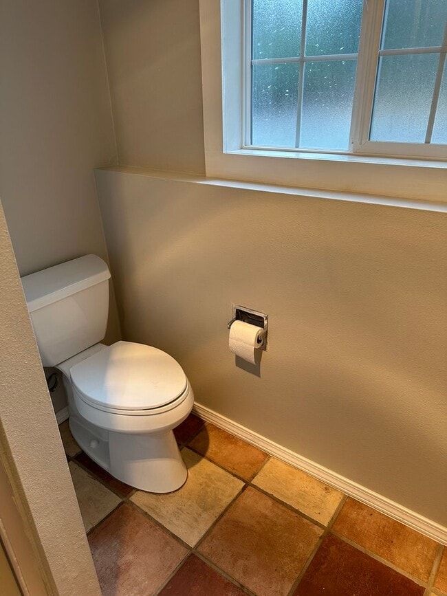 Building Photo - Beautifully updated 4 bedroom 2 bathroom h...