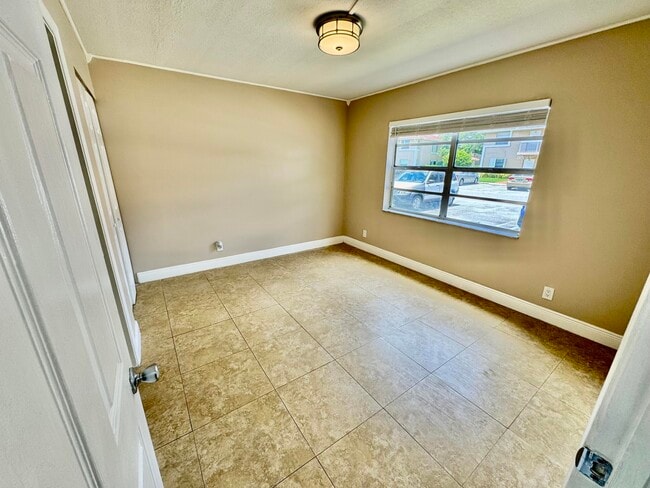 Building Photo - 10008 Twin Lakes Dr