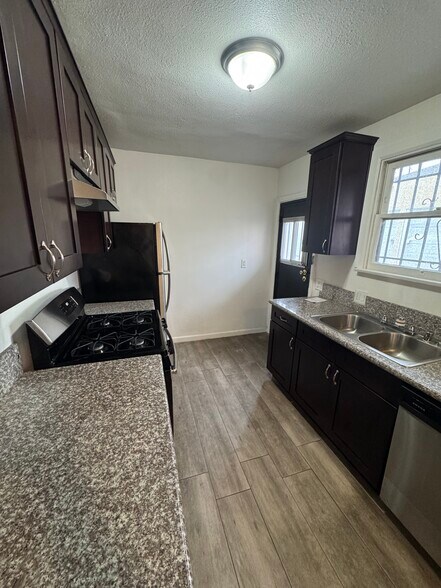 Building Photo - 5767 San Vicente Blvd