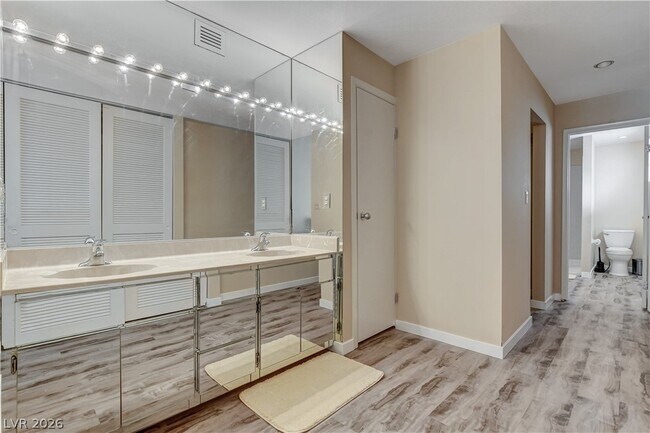 Building Photo - 3223 Pinehurst Dr