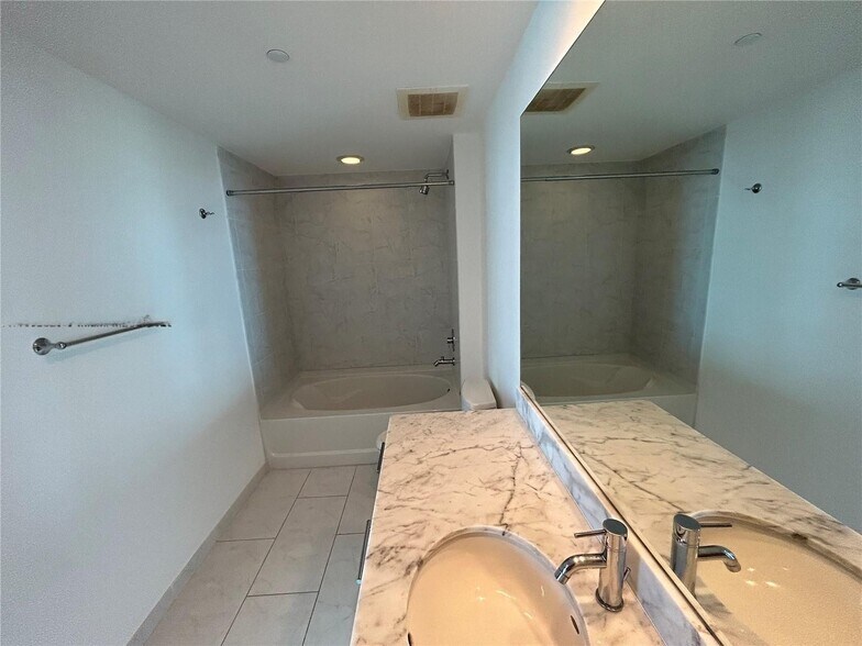 Building Photo - 951 Brickell Ave