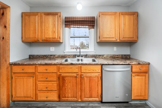 Building Photo - 5116 Ivanhoe St