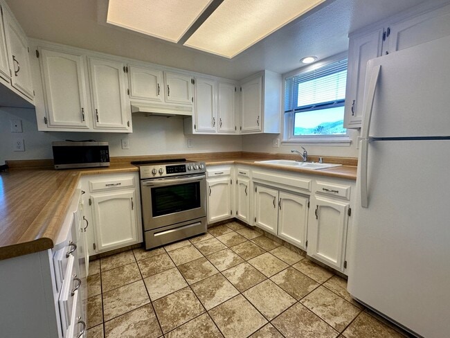 Building Photo - 2 Bedroom 1 Bath Near Downtown Available 8...