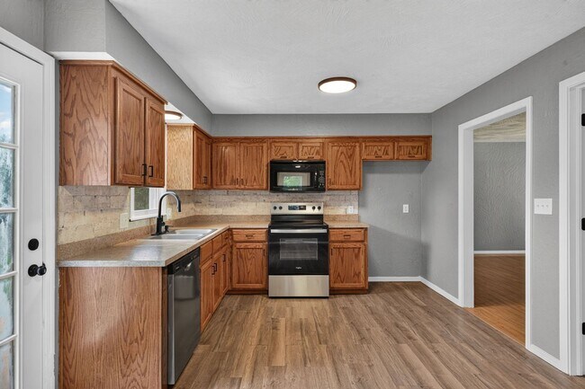 Building Photo - Newly Remodeled | 4 Bedroom | 1 Bathroom | Springfield MO!