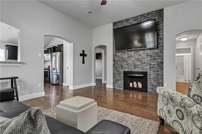 Building Photo - 1031 Fallbrook Loop