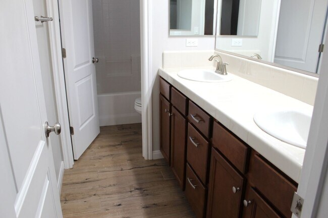 Building Photo - Northwest Bakersfield Home in the Village Green Community For Rent