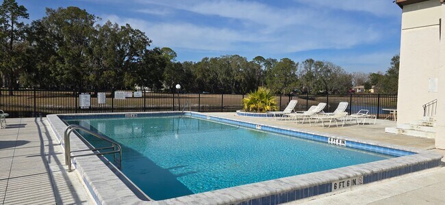 Building Photo - 3 bedroom 2 bath 2nd floor condo