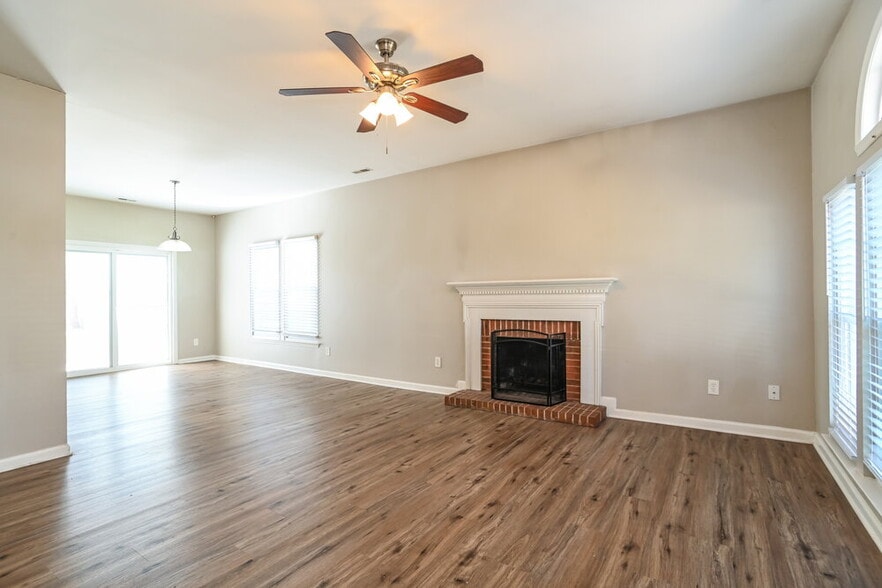 Building Photo - 2117 David Earl Dr