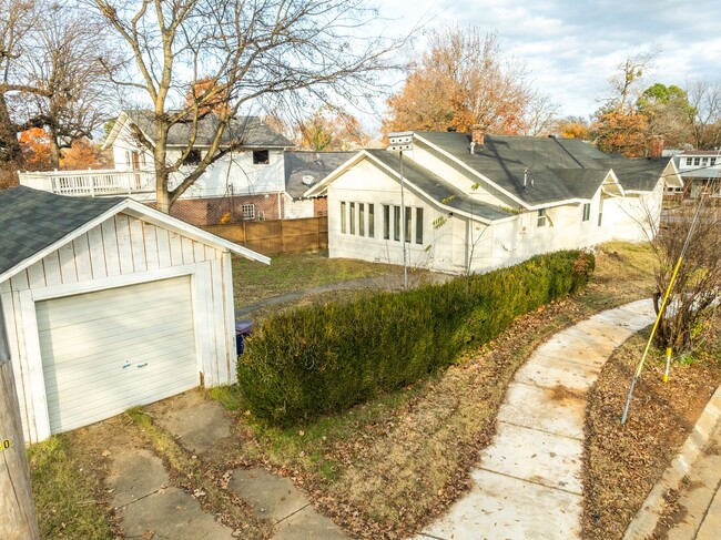 Building Photo - Freshly Updated 3 Bedroom House