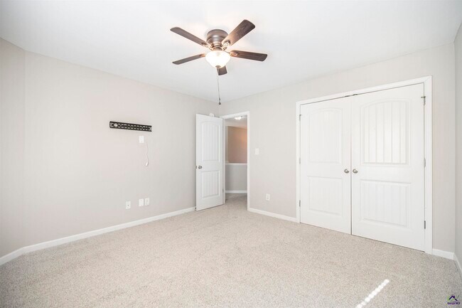 Building Photo - 104 Rosales Dr