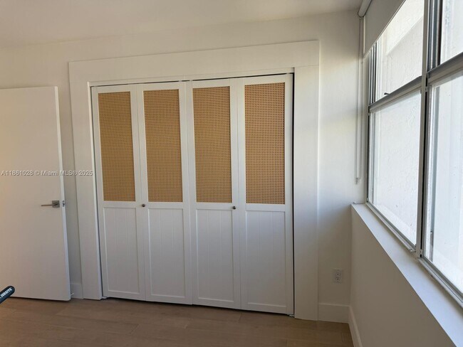 Building Photo - 1420 Brickell Bay Dr