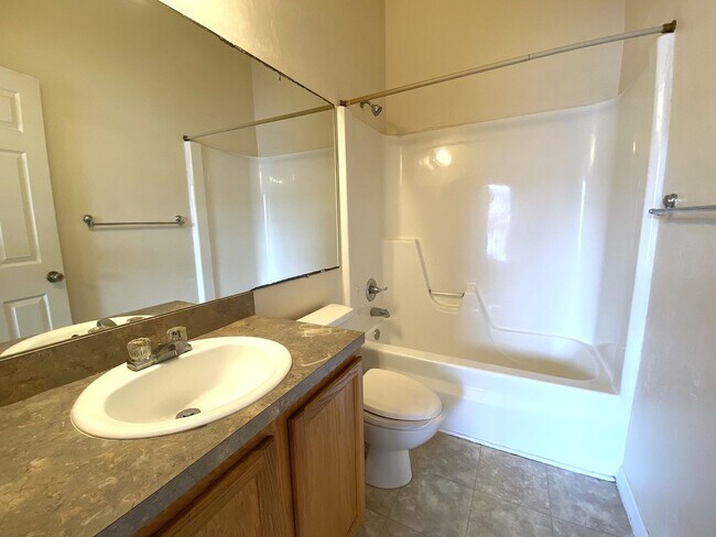 Building Photo - Kensington North #1608 - Move in now