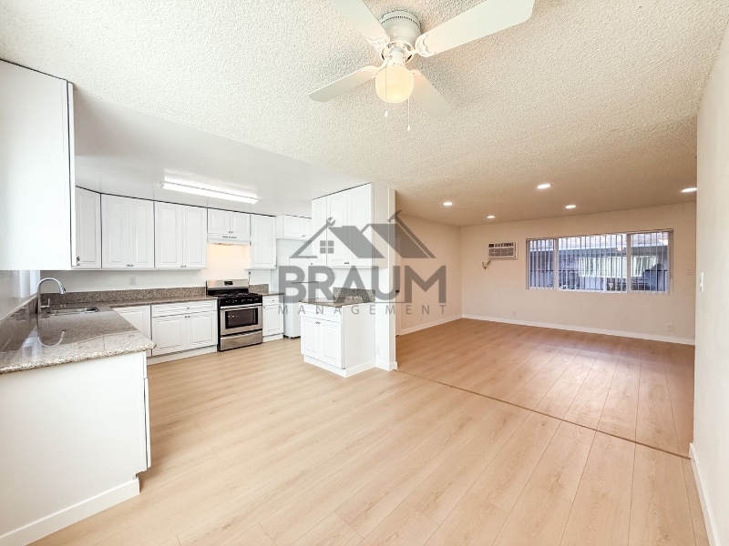 Building Photo - 13129 Oxnard St