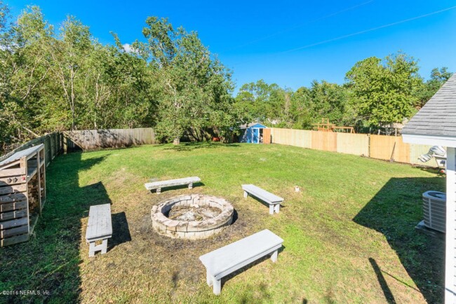 Building Photo - Charming and fully-fenced St. Augustine ho...