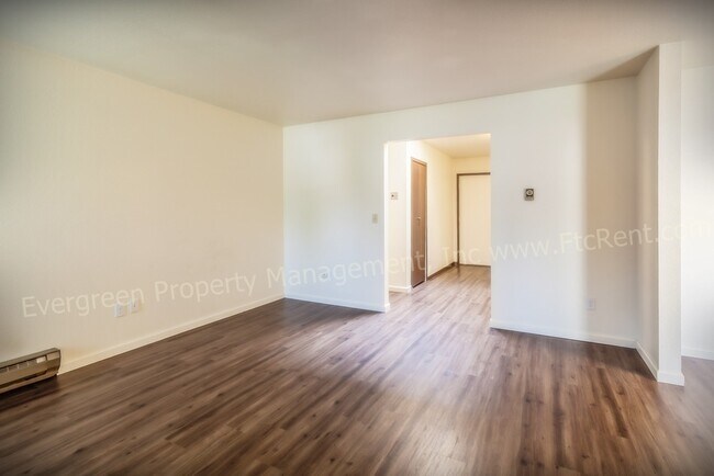 Building Photo - 904-906 Camelot Ct.