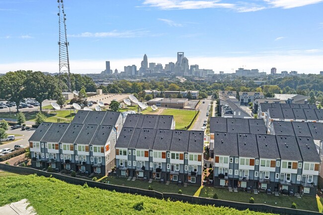 Building Photo - Like New Townhome Ready for Immediate Move-In!!! Bryant Park in West End
