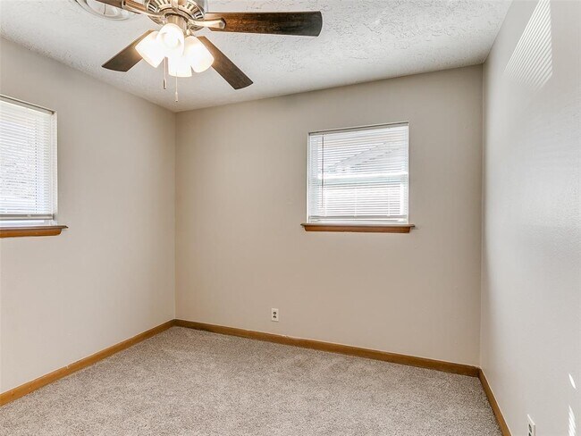 Building Photo - 214 Thompson Dr