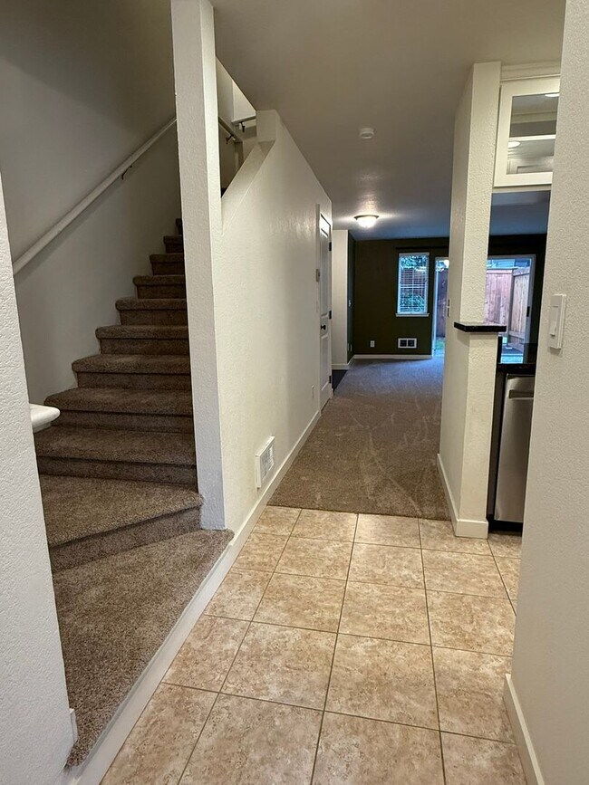 Building Photo - 2Bd/2.5Ba Kirkland Condo