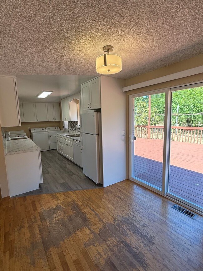 Building Photo - 3 Bed, 1 Bath Single Level Home For Rent in Port Townsend!