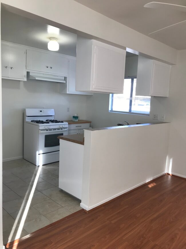 Kitchen - 319 Mariposa Ave
