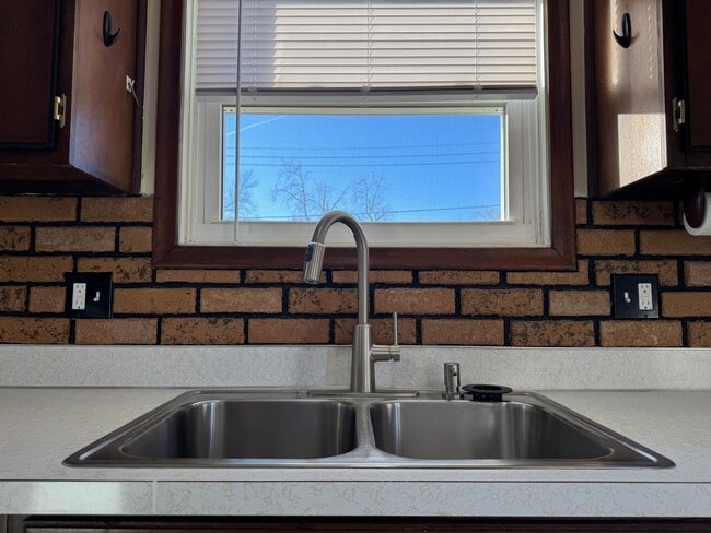 Building Photo - Comfortable 3-Bedroom Home with Park Access & Easy Commute