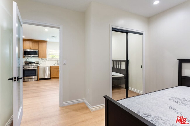 Building Photo - 1419 N Orange Dr