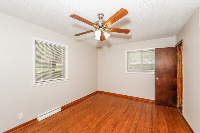 Building Photo - 1124 Little John Ln