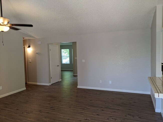 Building Photo - Nice 3 bedroom home, recently updated offe...
