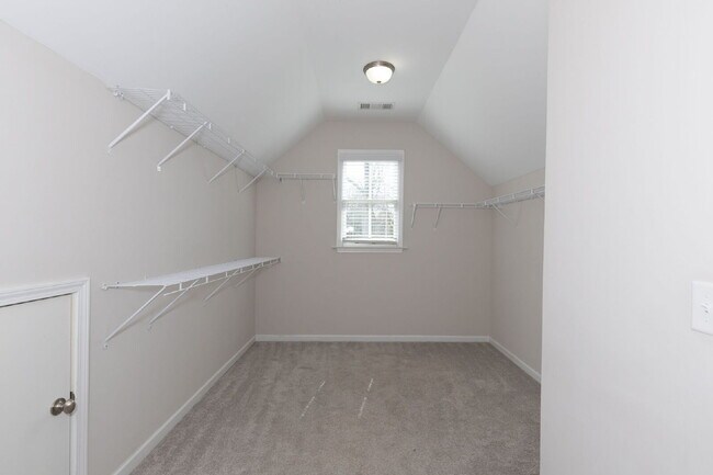 Building Photo - 2033 Cherokee Dr