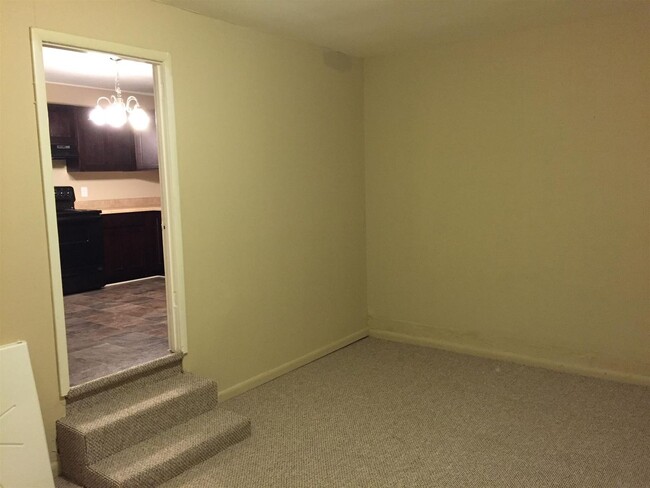 Building Photo - 4 Bedroom 2 Bath Home Available Immediately!
