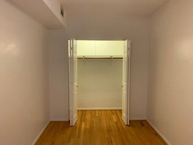 Building Photo - 3834 N Hermitage Ave