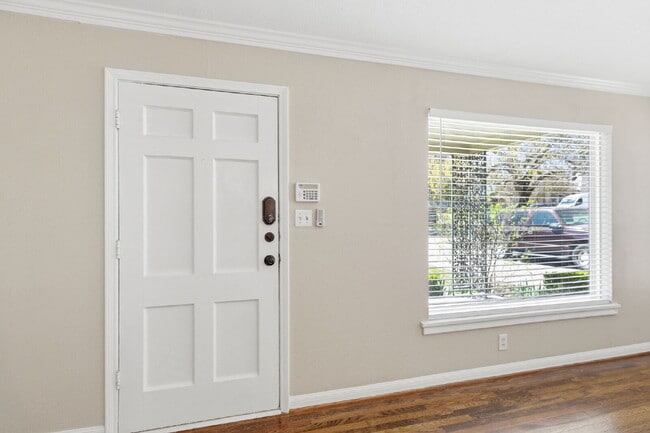 Building Photo - "Picture-perfect 2-1 with Updated Touches, a Cozy Backyard, and Prime Location near Downtown!"