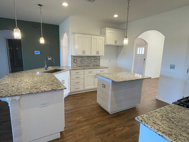 Building Photo - Spectacular 4 bedroom, 2 bath home in Owasso