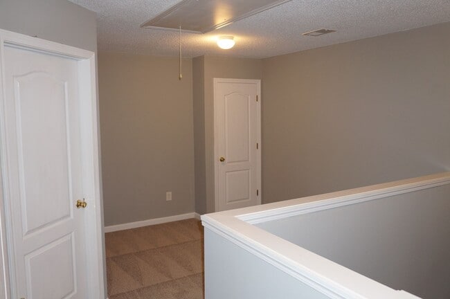 Building Photo - Rare 2 bedroom 2.5 bath Townhome located in Fox Creek