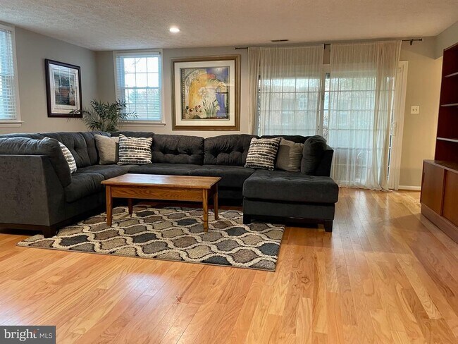 Building Photo - 7 Friendswood Ct