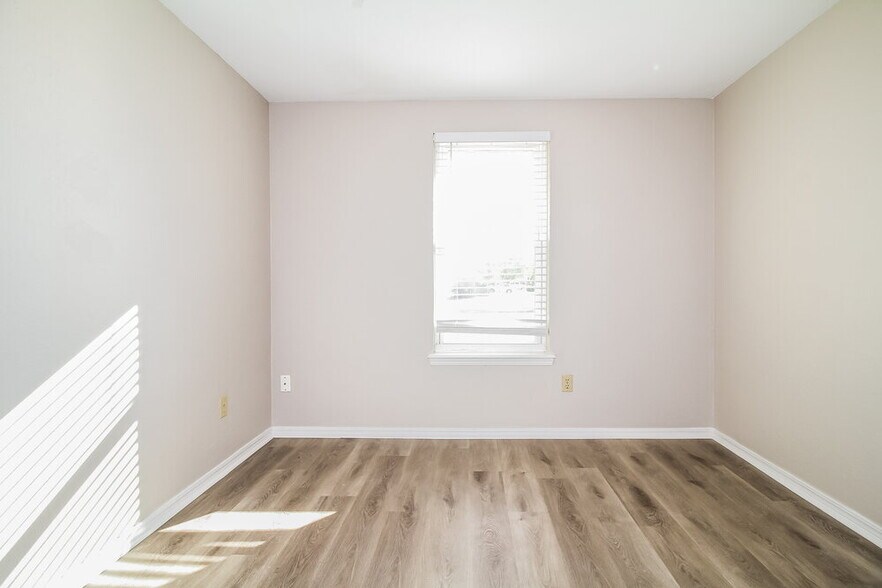 Building Photo - 9205 N Eagle Ln