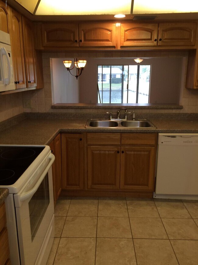 Building Photo - 412 Meadowlark Ln