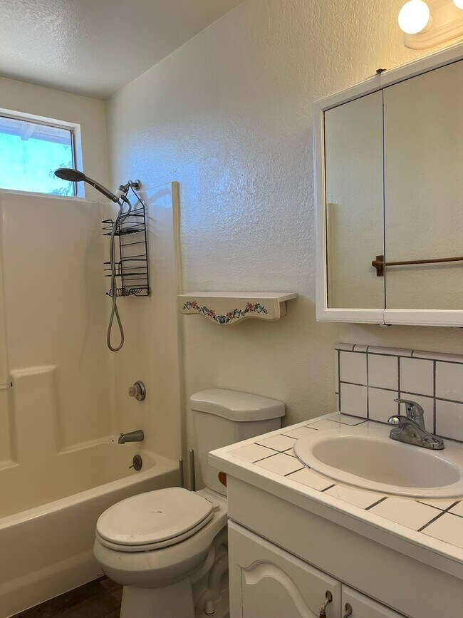 Building Photo - 727