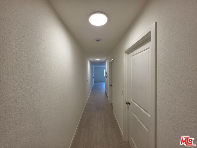 Building Photo - 912 N Ridgewood Pl