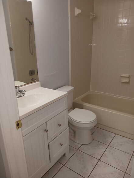 Master bathroom - 4004 Nestle Oaks Pl