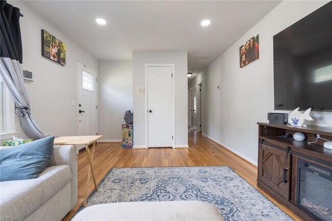 Building Photo - 1217 Lakeview Dr