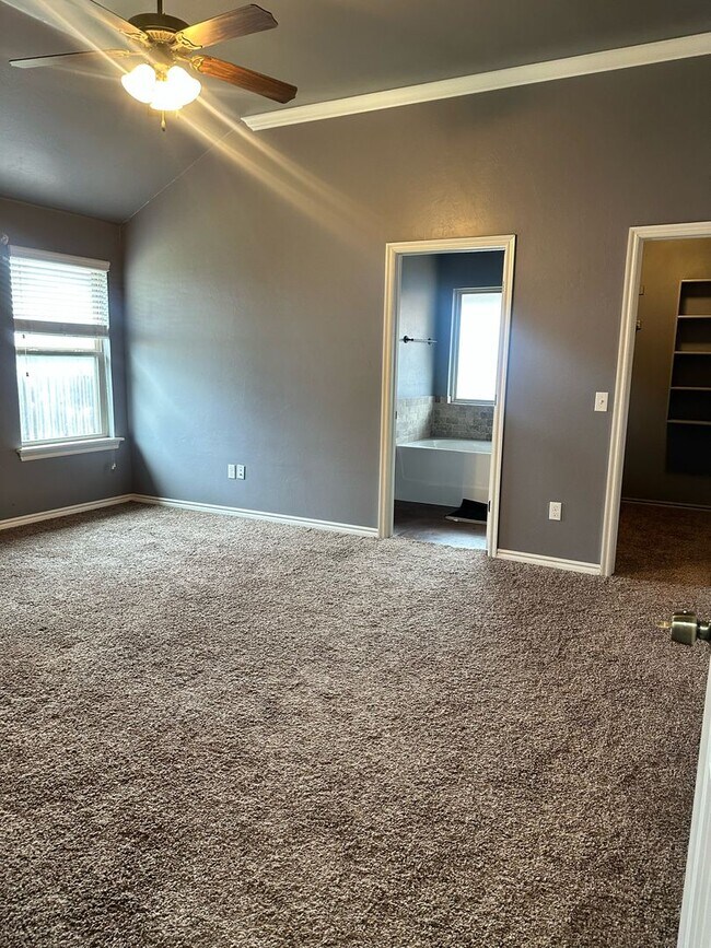 Building Photo - 4 BEDROOMS!  - First Month Free