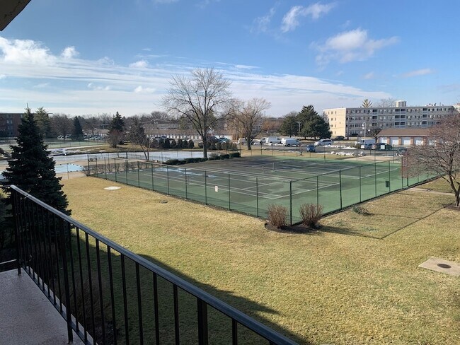 Building Photo - 18 E Old Willow Rd