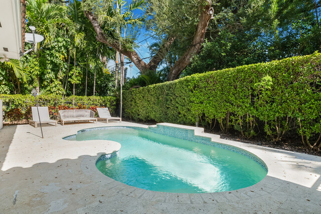 Building Photo - 6925 Tordera St